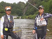 二人の王者が釣る 和歌山県古座川