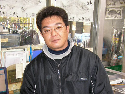 ヤザワ渡船の船と店の写真
