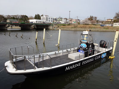 MARINE FISHING CLUBの船と店の写真