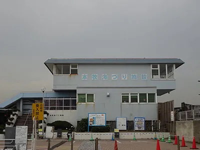 横浜フィッシングピアーズ・本牧海釣り施設の船と店の写真