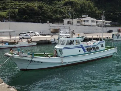 あしか丸の船と店の写真