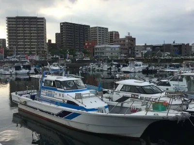 海鱗の船と店の写真