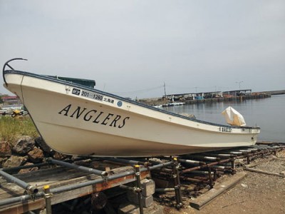 ANGLERSの船と店の写真
