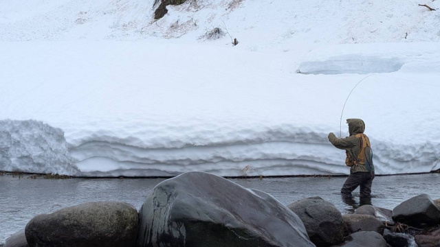 水と魚の声を聴く 4 早春の雪渓を巡る 3