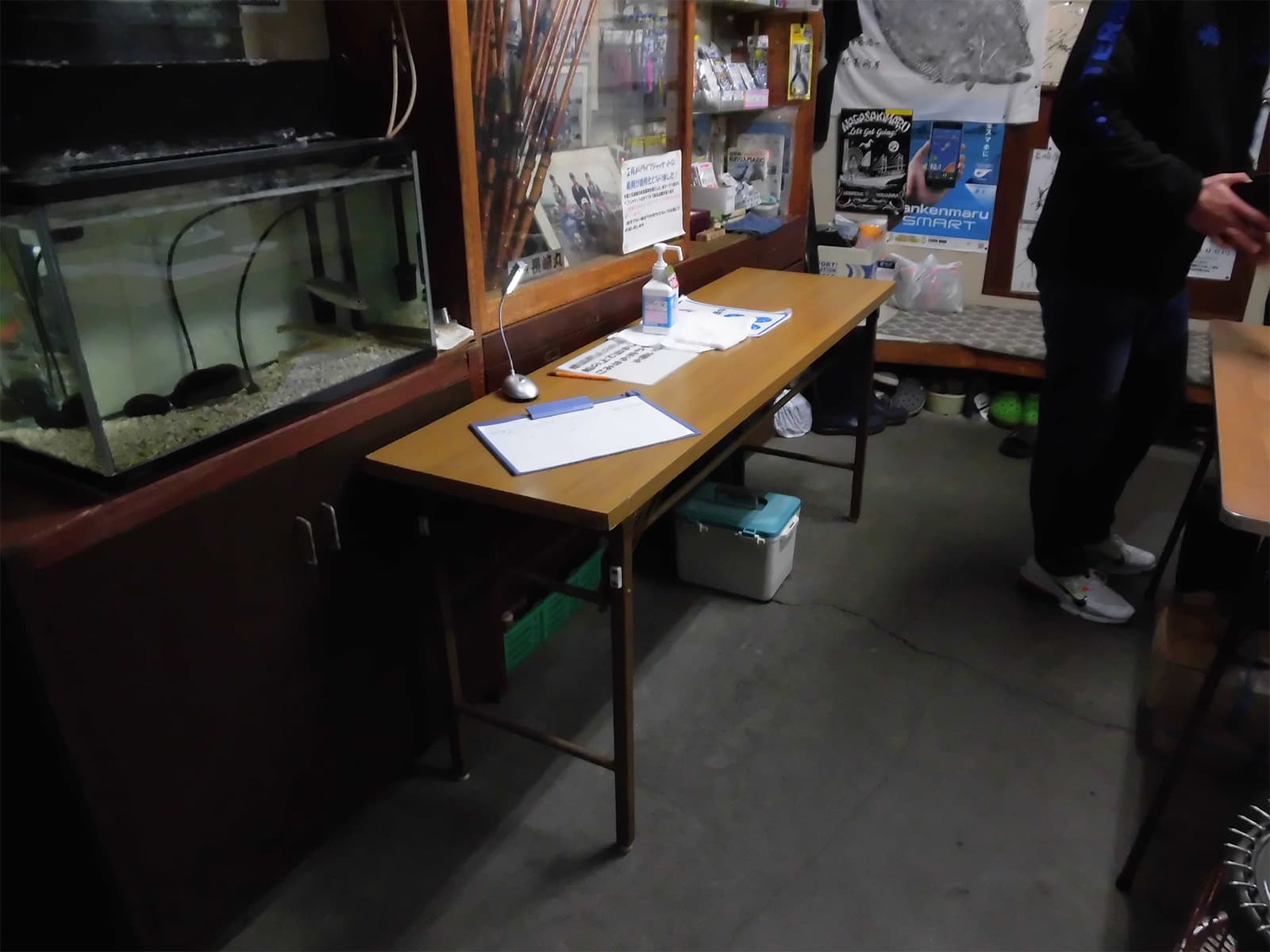 店舗入り口で乗船名簿を記入