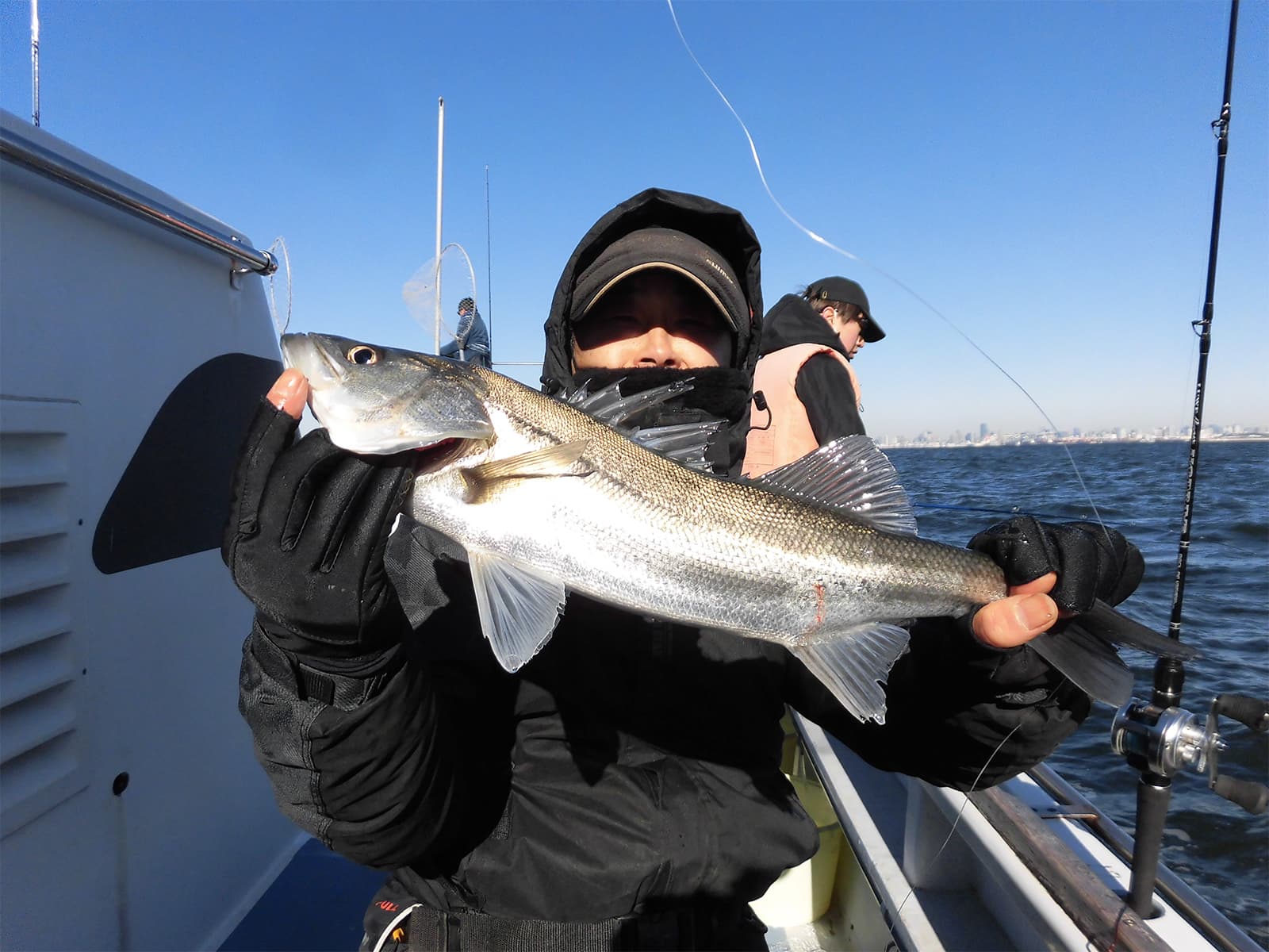 最初の釣り場は羽田沖、いきなり良型のシーバスが姿を見せた!