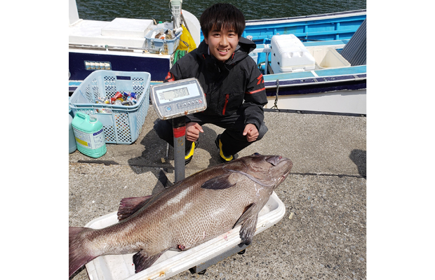神奈川 三浦半島の 主 巨大イシナギをキハダ タックルで狙う オフショアマガジン 釣りビジョン