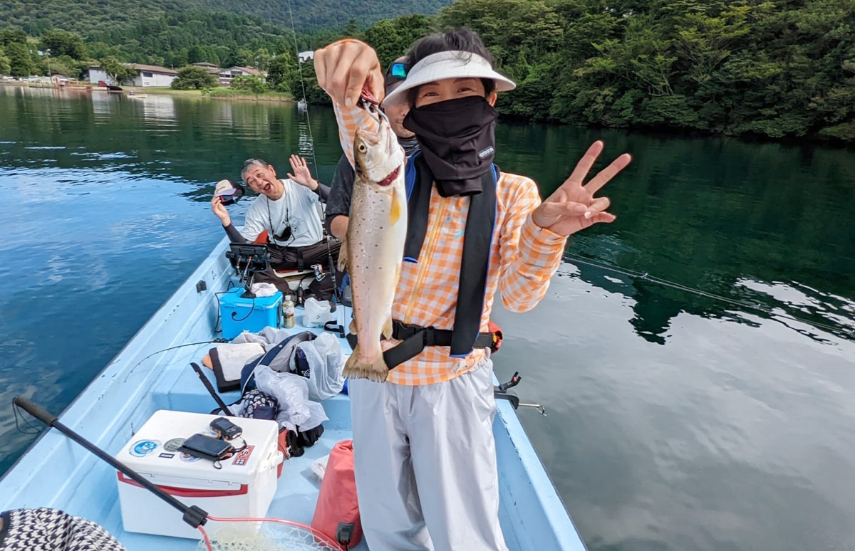 神奈川県：芦ノ湖「発展途上のレイクジギング」。メタルジグでトラウトを狙う！