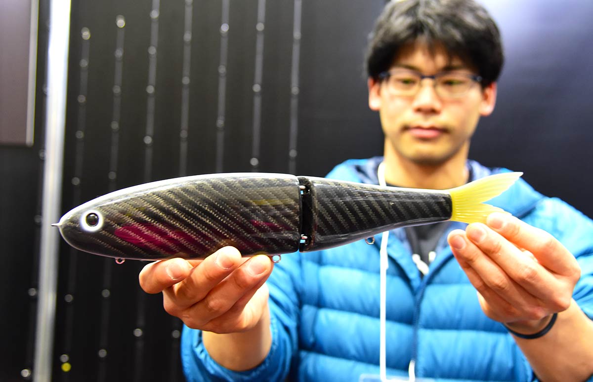 ランクルで踏んでも大丈夫！？ 世界初のカーボンコンポジット