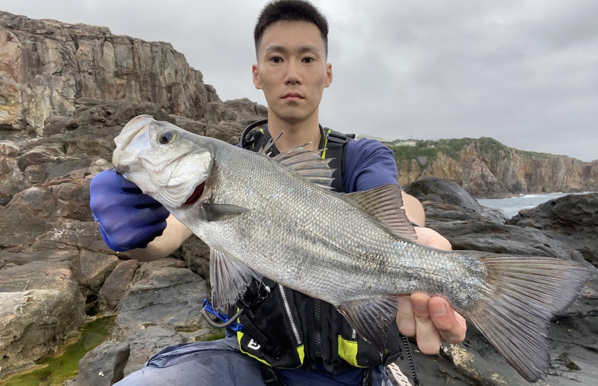 荒磯の王者】スーパー地磯からヒラスズキに挑む！ | 釣りビジョン マガジン | 釣りビジョン
