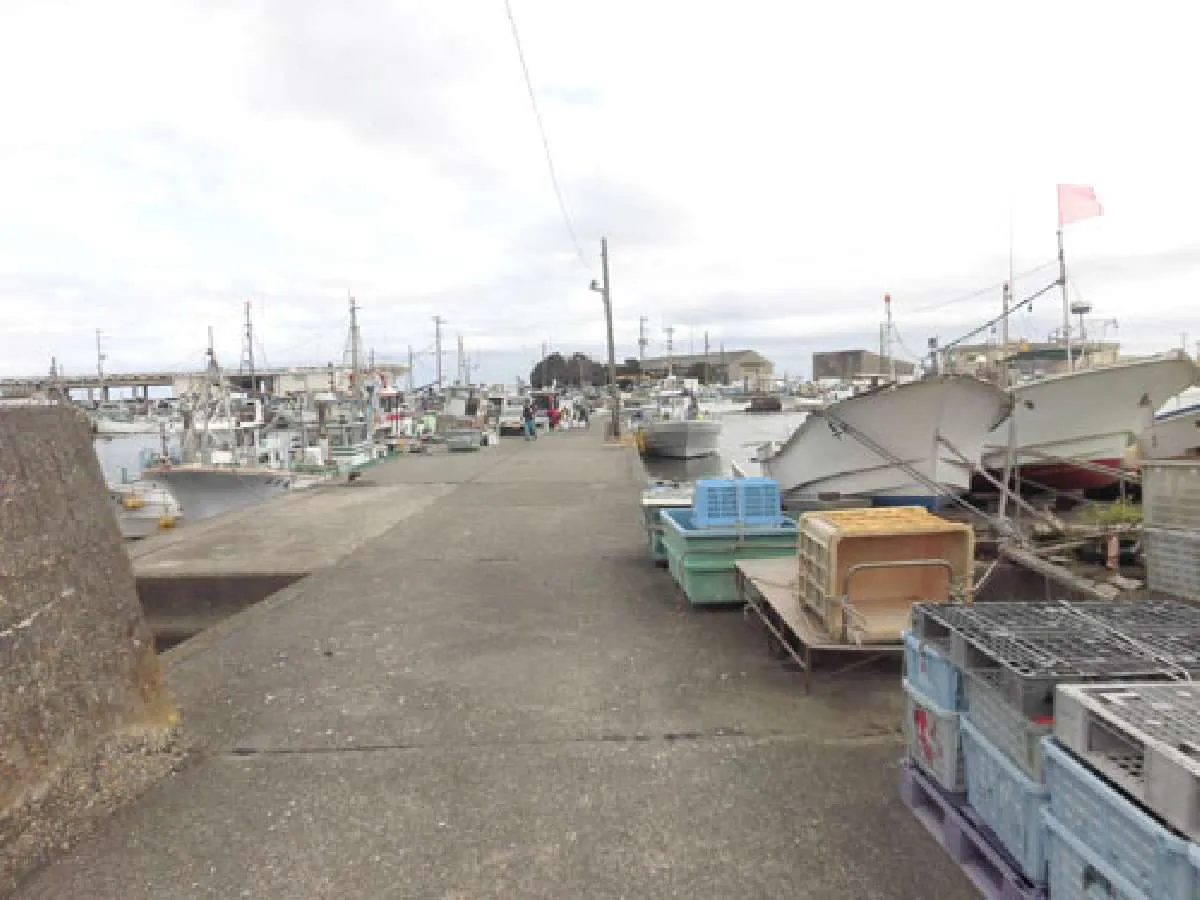 この防波堤の奥が停泊所