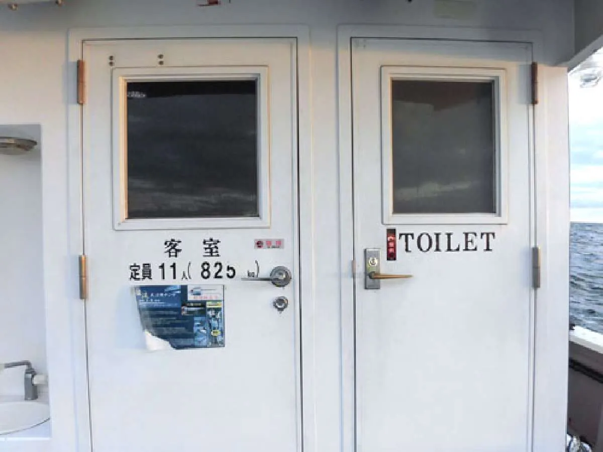 船尾のトイレ。右舷前方にもトイレがある
