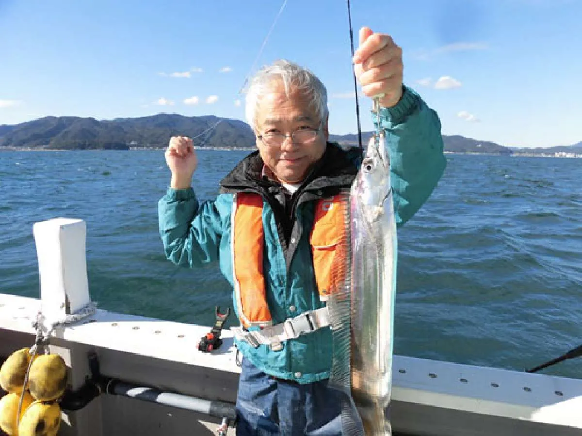 手慣れた感じでタチウオを掛ける