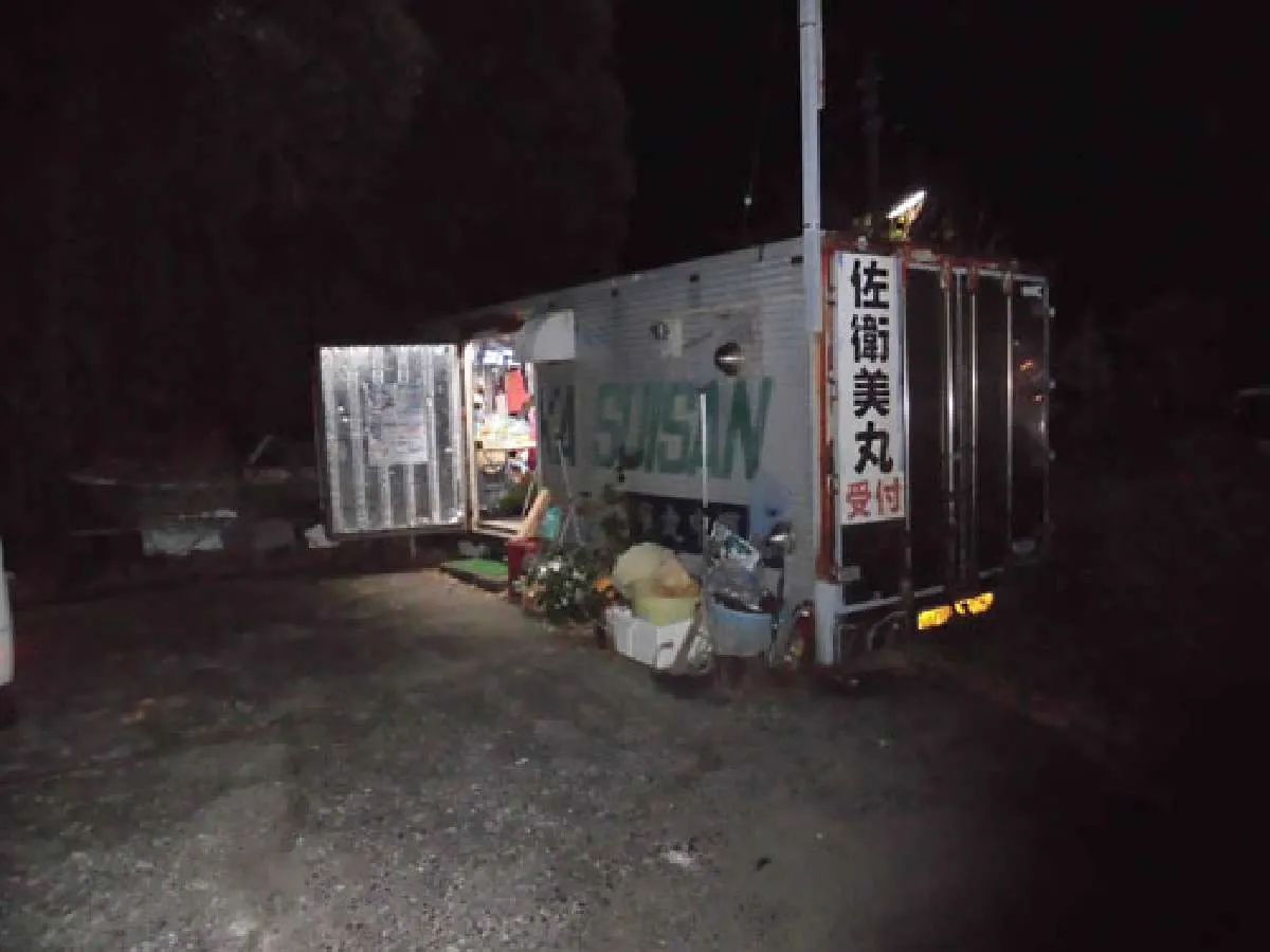 受付のコンテナ、受付前が駐車スペース