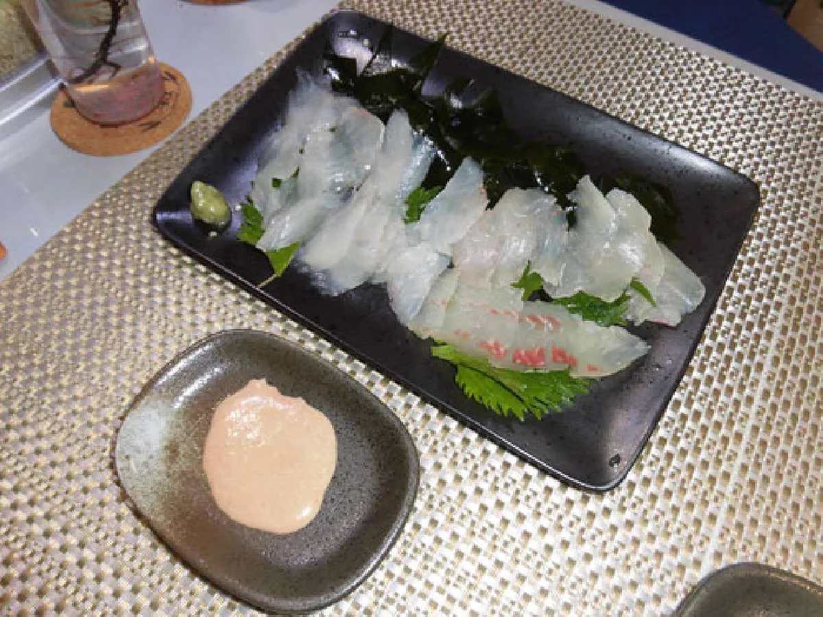 ウマヅラハギとカイワリの刺し身。肝醤油で