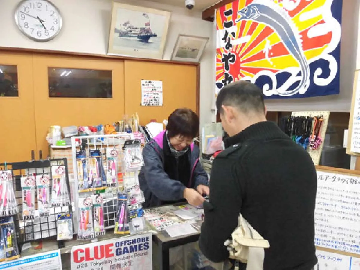カウンターで乗船カードの記入や支払いを