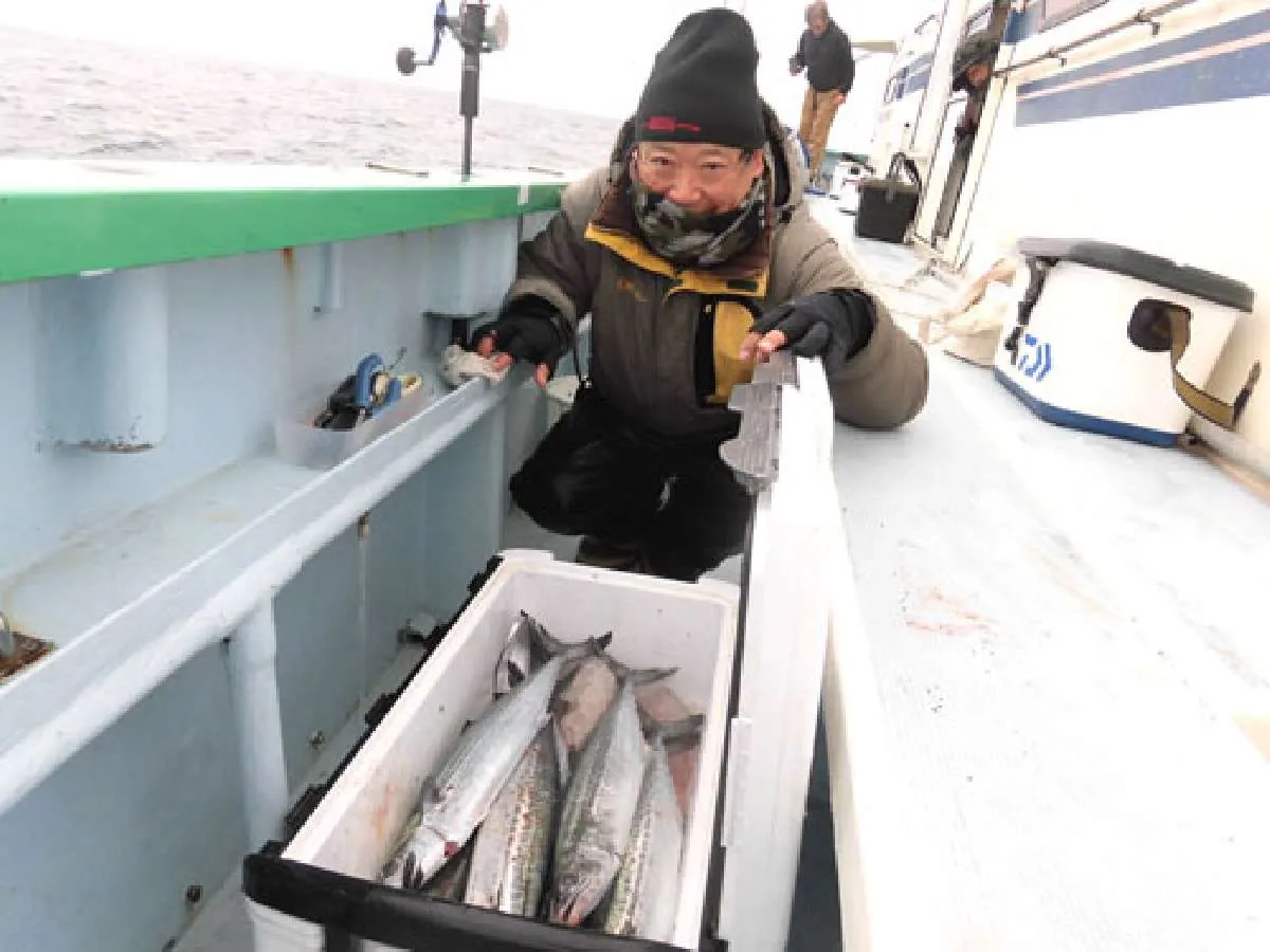 手にした魚は、血抜きをしてクーラーへ