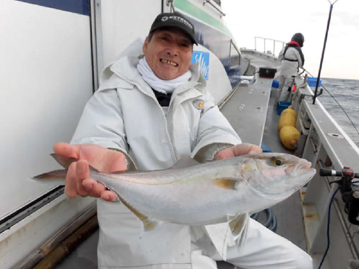 右舷胴の間（船中程）の浜野博さん（神奈川県藤沢市）にも同型のカンパチが！