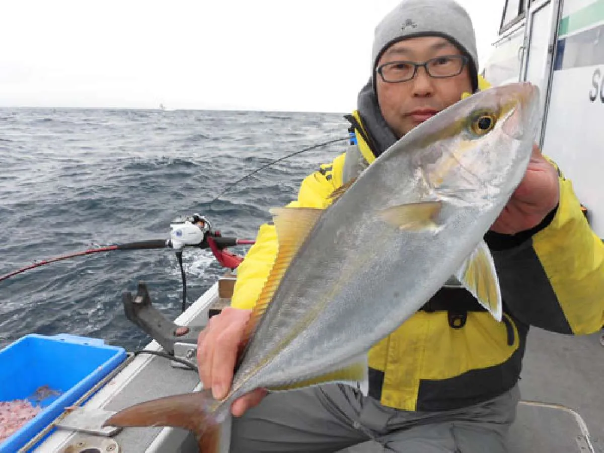 左舷でもカンパチが！釣り人はトモ（船後方）の村田勝則さん（杉並区）