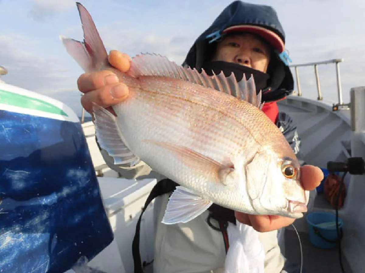 右舷ミヨシの中尾さんの2匹目の1kg前後のマダイ