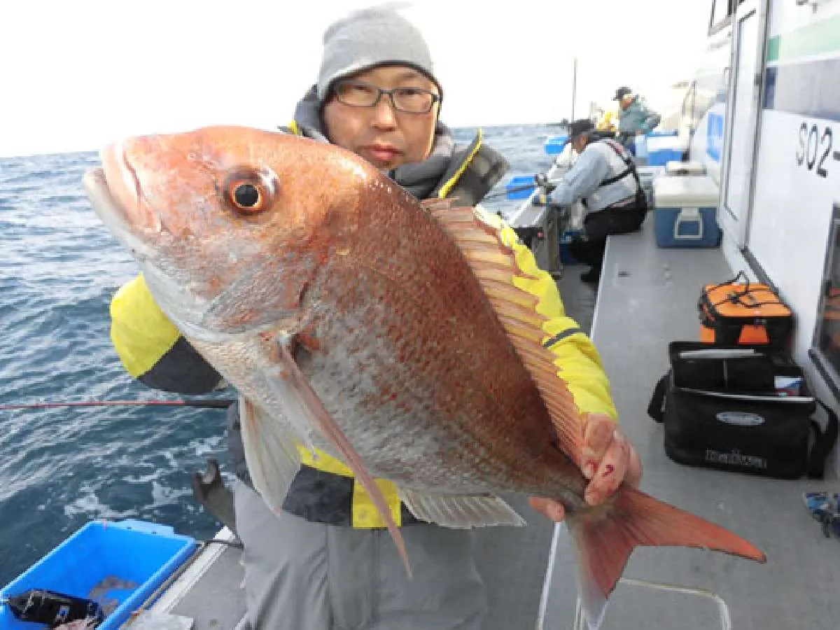 左舷トモの村田さんが釣った2kg前後の立派なマダイ！