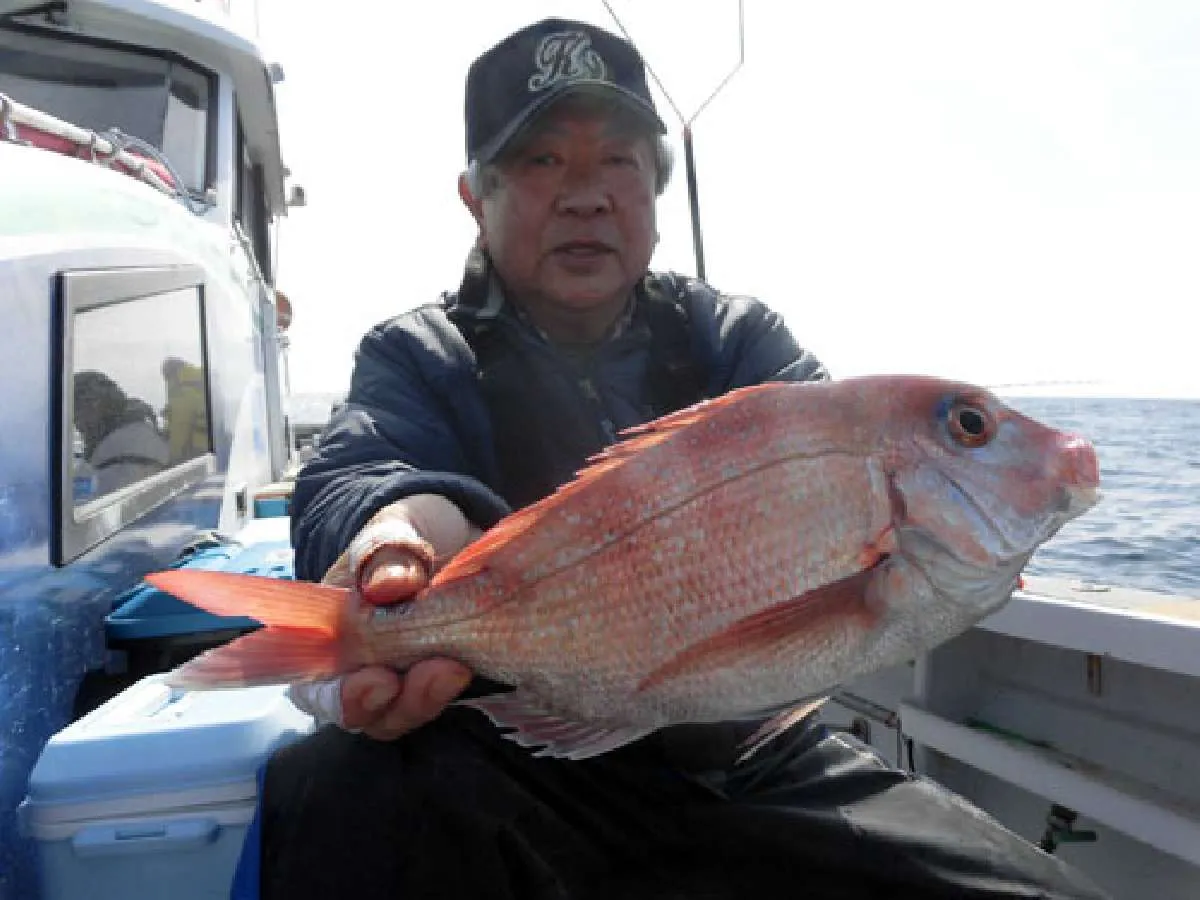 左舷ミヨシの後藤繁さん（静岡市）の1kg前後のマダイ！