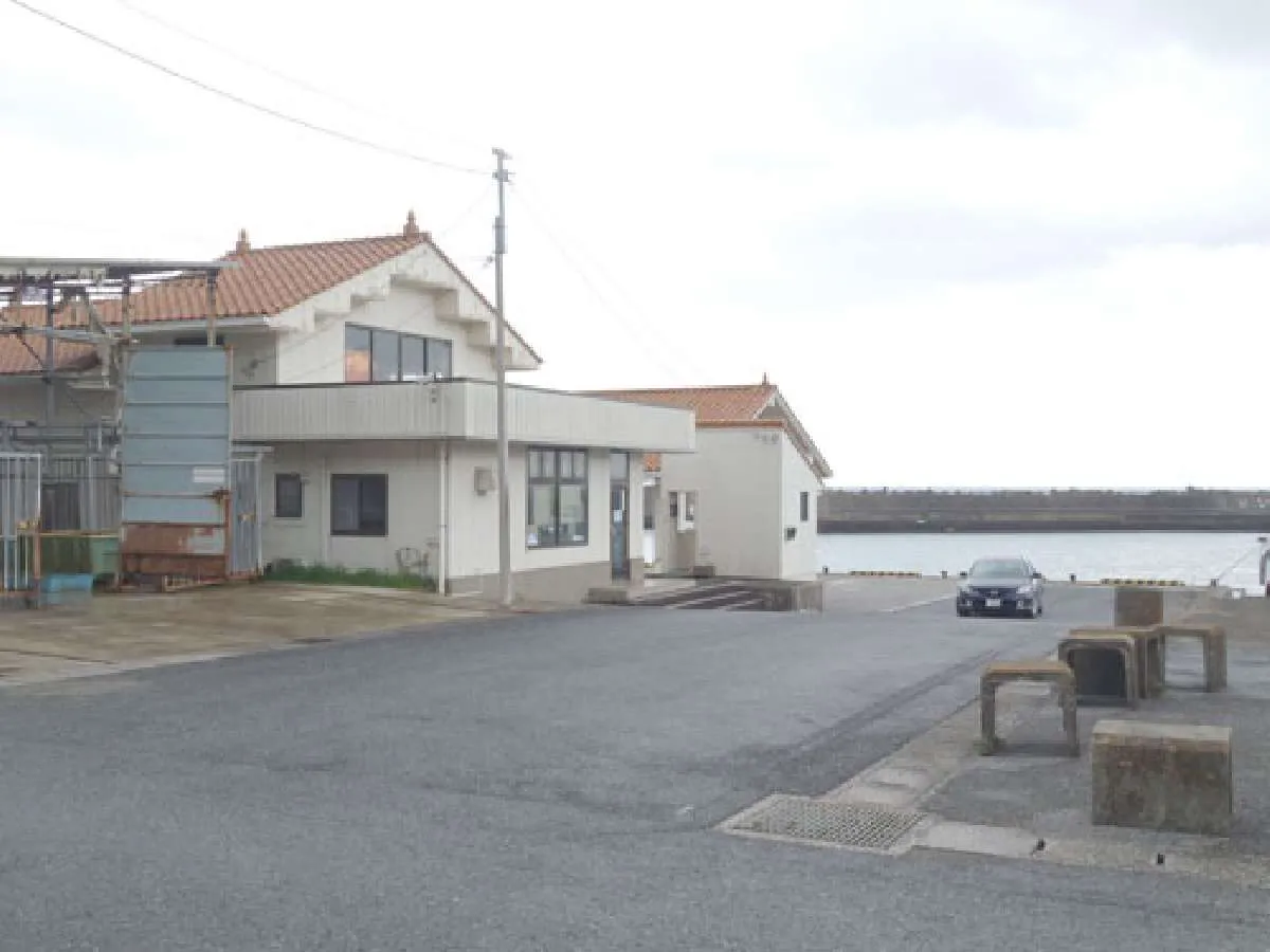 漁協の建物が目印