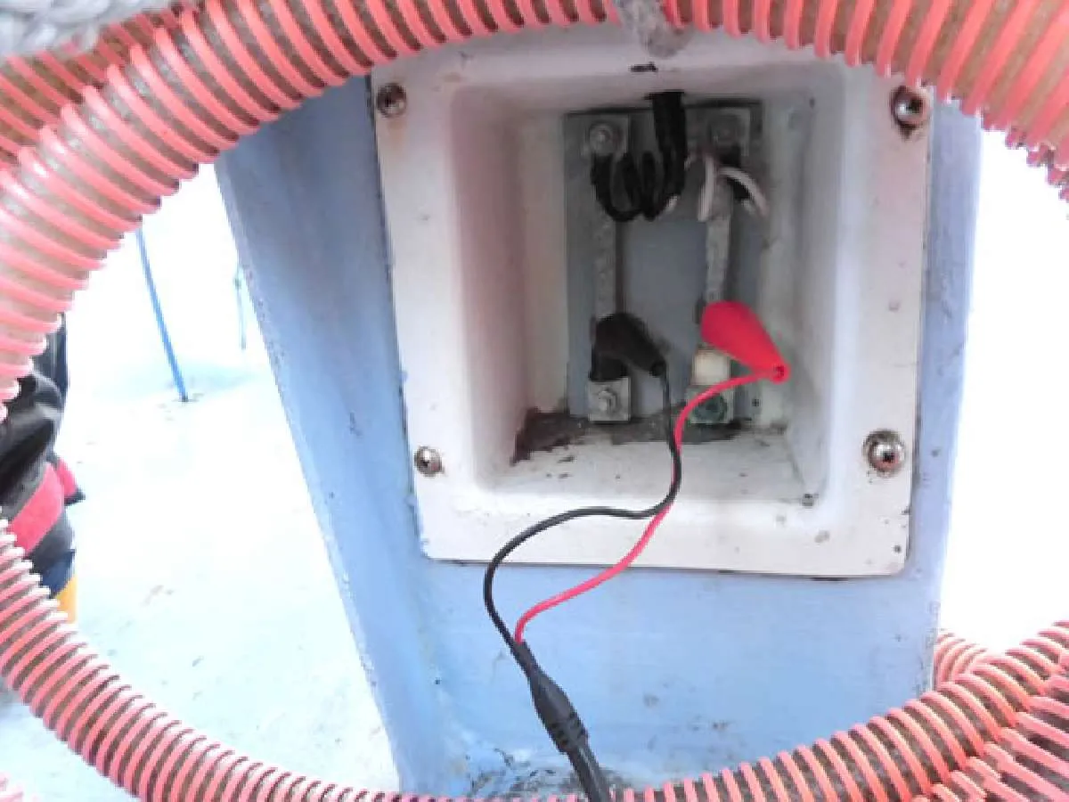 釣り座の下に設置された電源