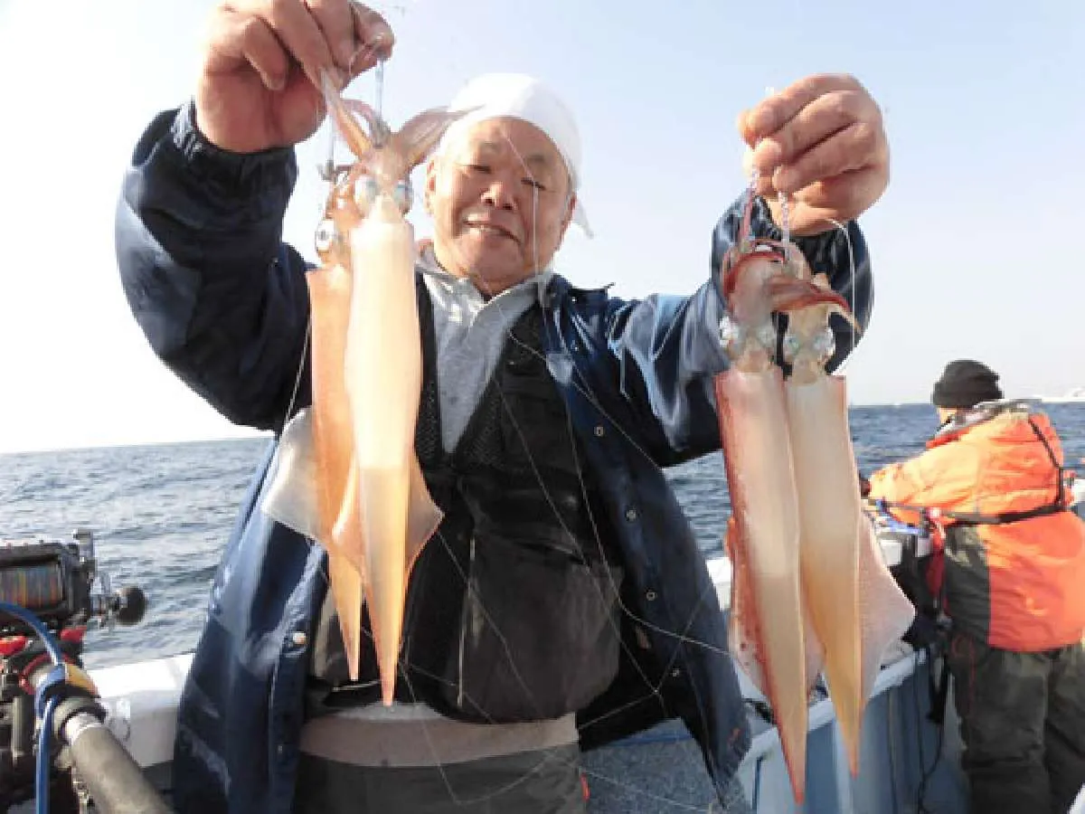 この日60杯で「1号船」竿頭となった右舷ミヨシ（船首）3番の松村さんは、いきなりの4点掛けでスタート！