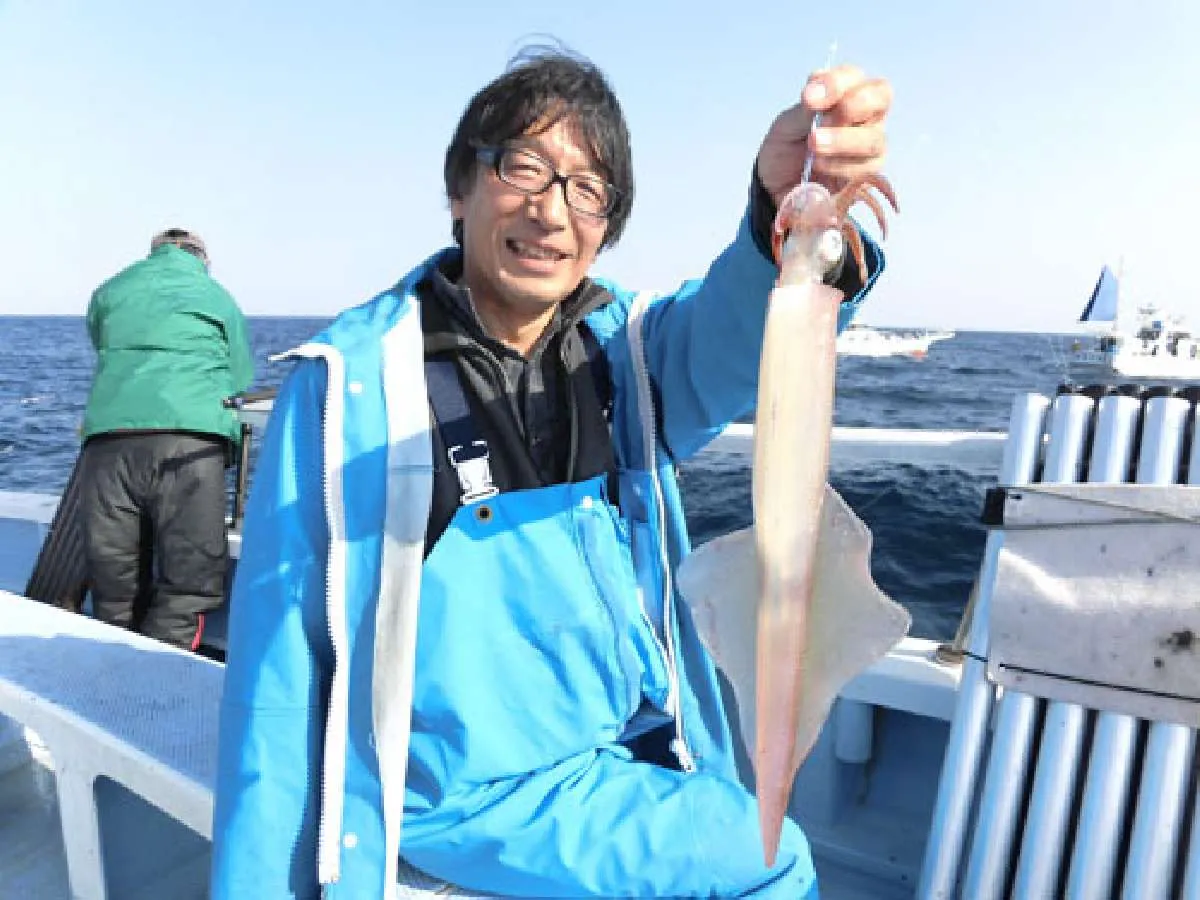 左舷ミヨシの日原さん。終了までに40～50杯釣り上げた！
