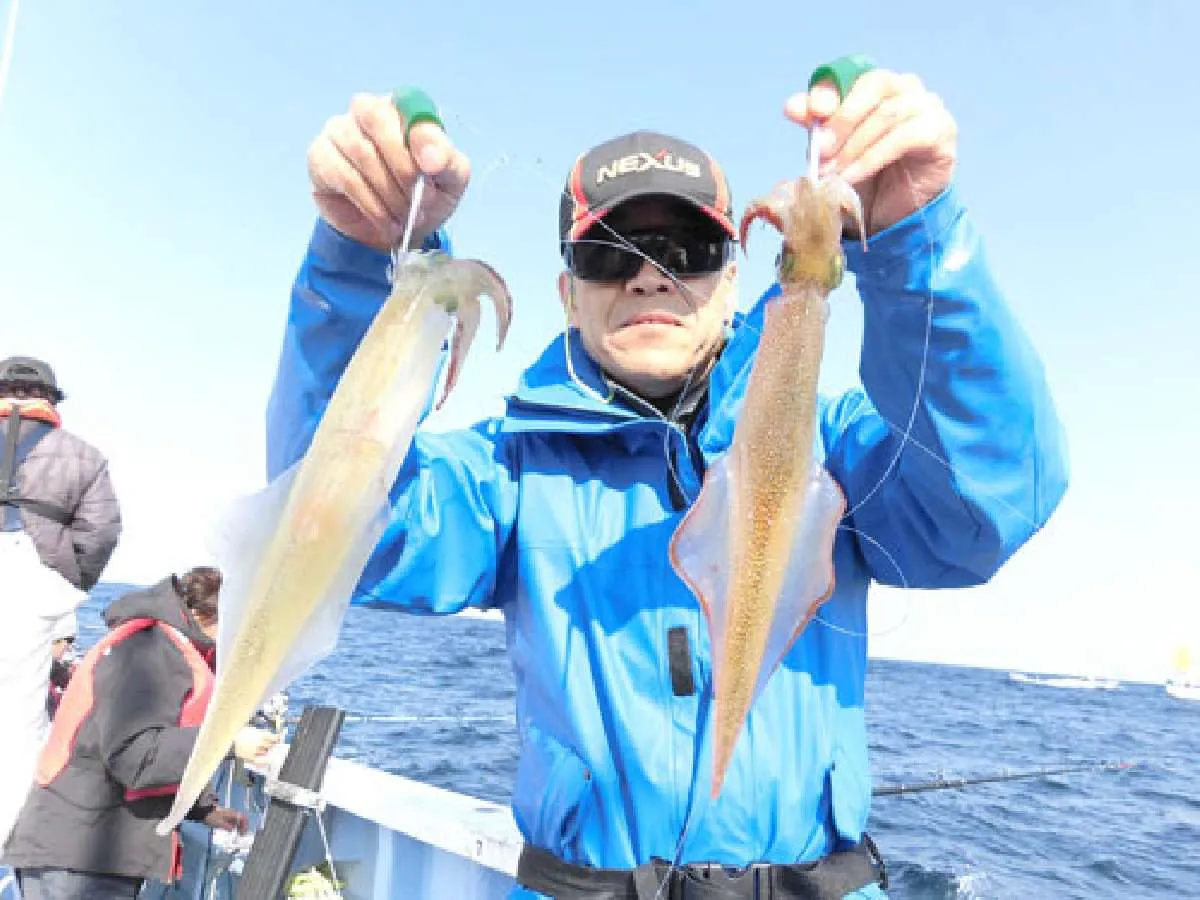 左舷ミヨシ2番。中盤潮が落ち着くと、ダブルで釣れることが多くなってきた