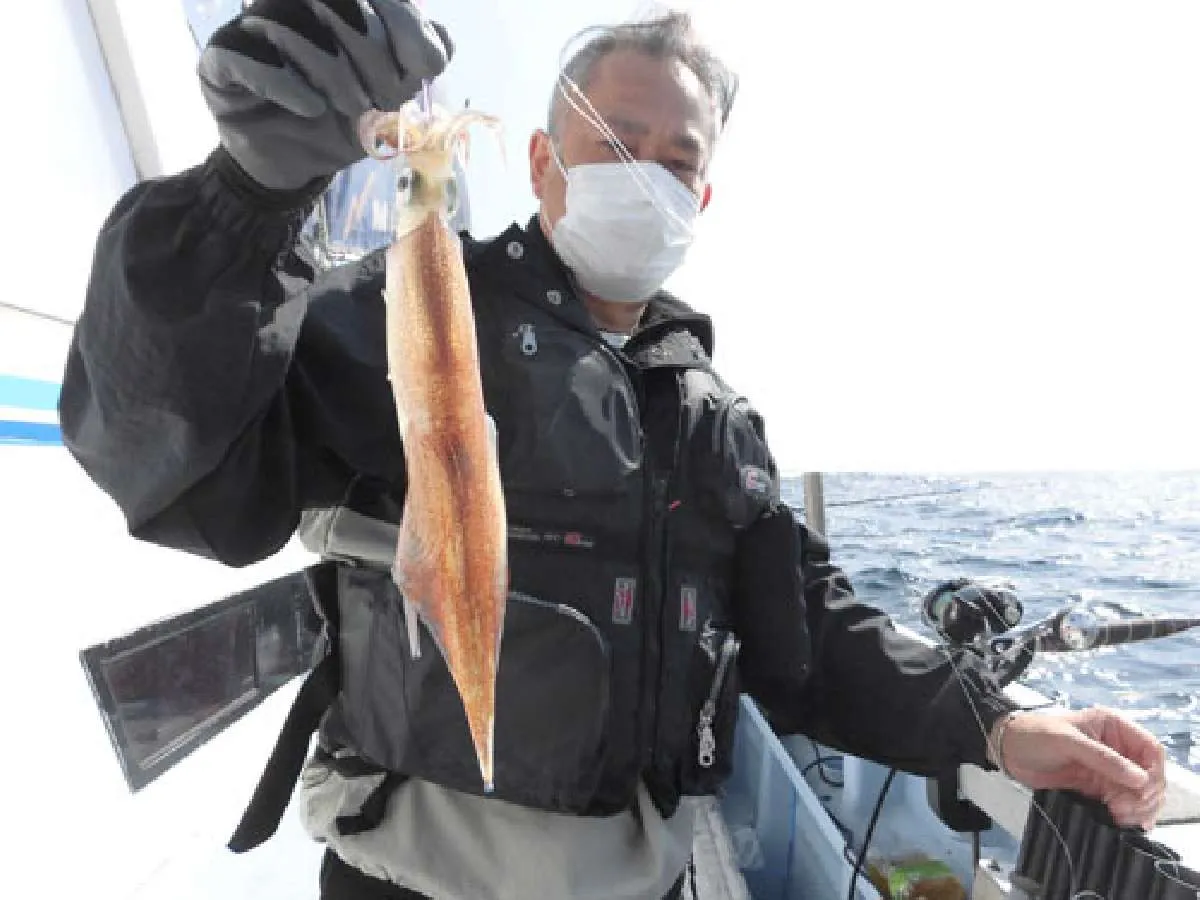 右舷胴の間（中央）、あちこちで釣れるようになった