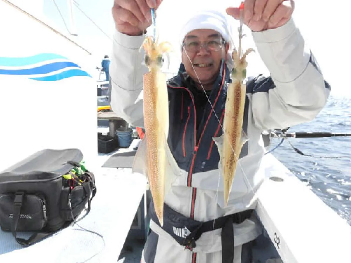 右舷胴の間、46杯を釣り上げた高橋さんのダブル！