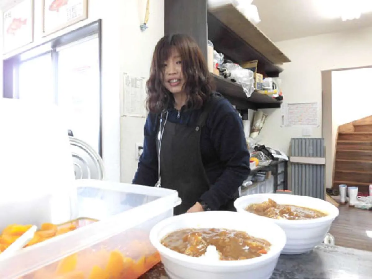 休憩所ではカレーライスの昼食サービスで“満腹”に！