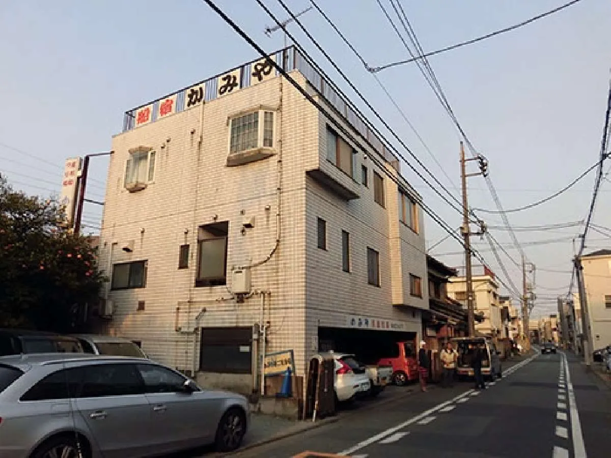 船宿裏手に駐車場がある