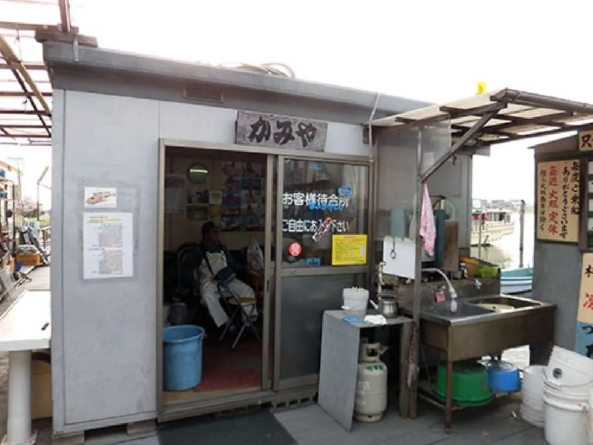 出船までの時間を船着き場横の待合室で