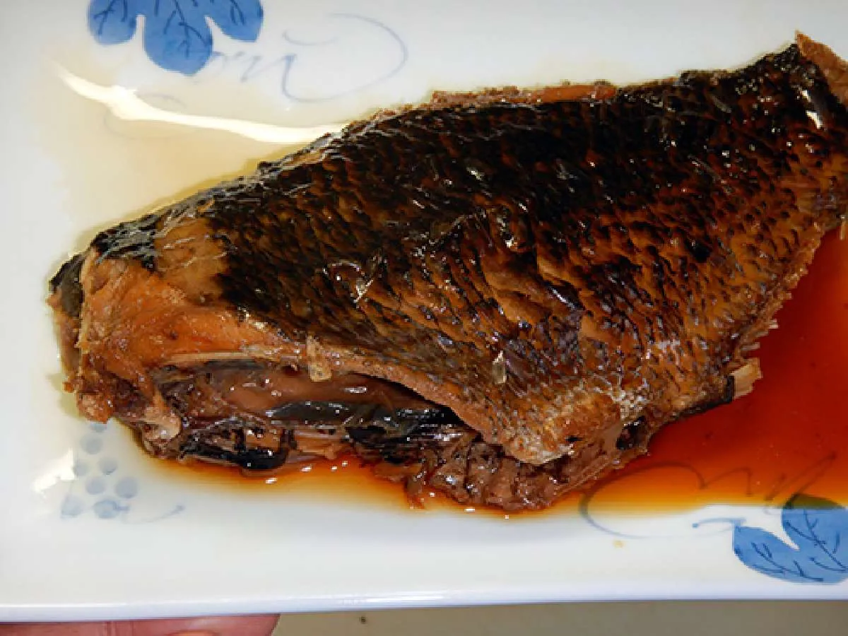 メジナの煮つけ、沖のメジナはうまいとの言葉通り癖のない味わいでご飯にピッタリの一品