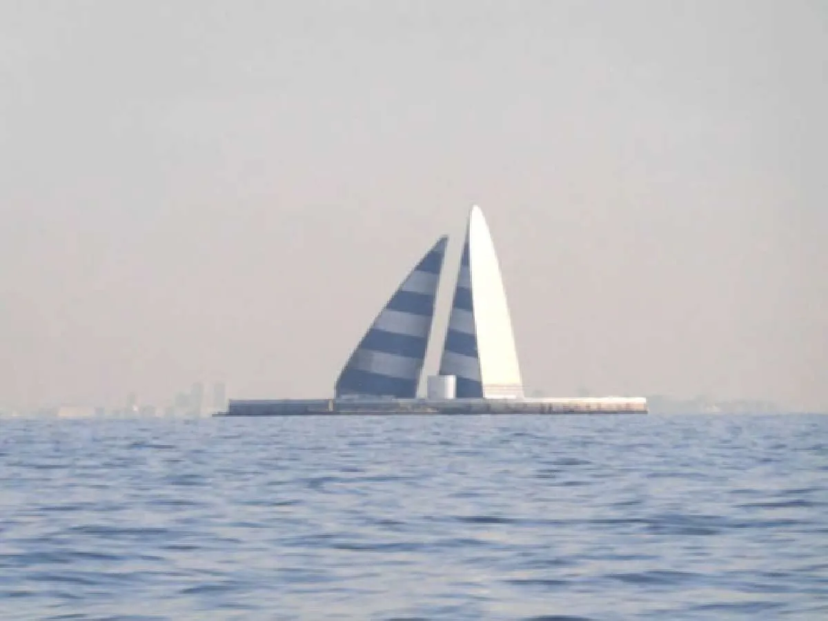 東京湾アクアラインの通気口「風の塔」