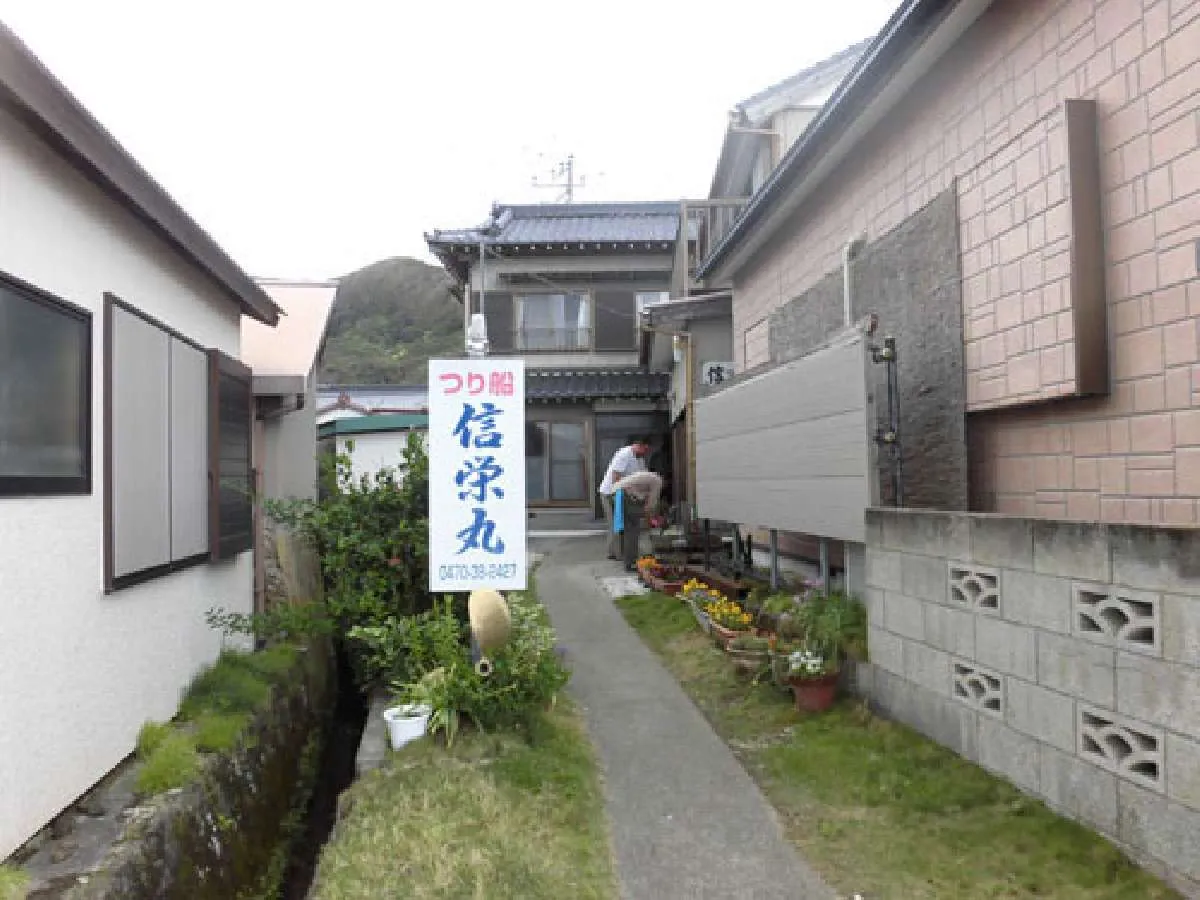船宿は港前。船から50m