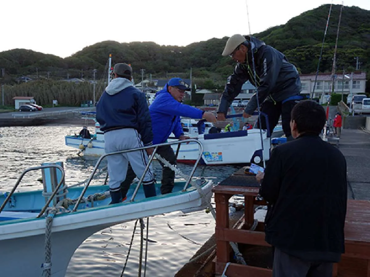 みんな協力して荷物を積み込む