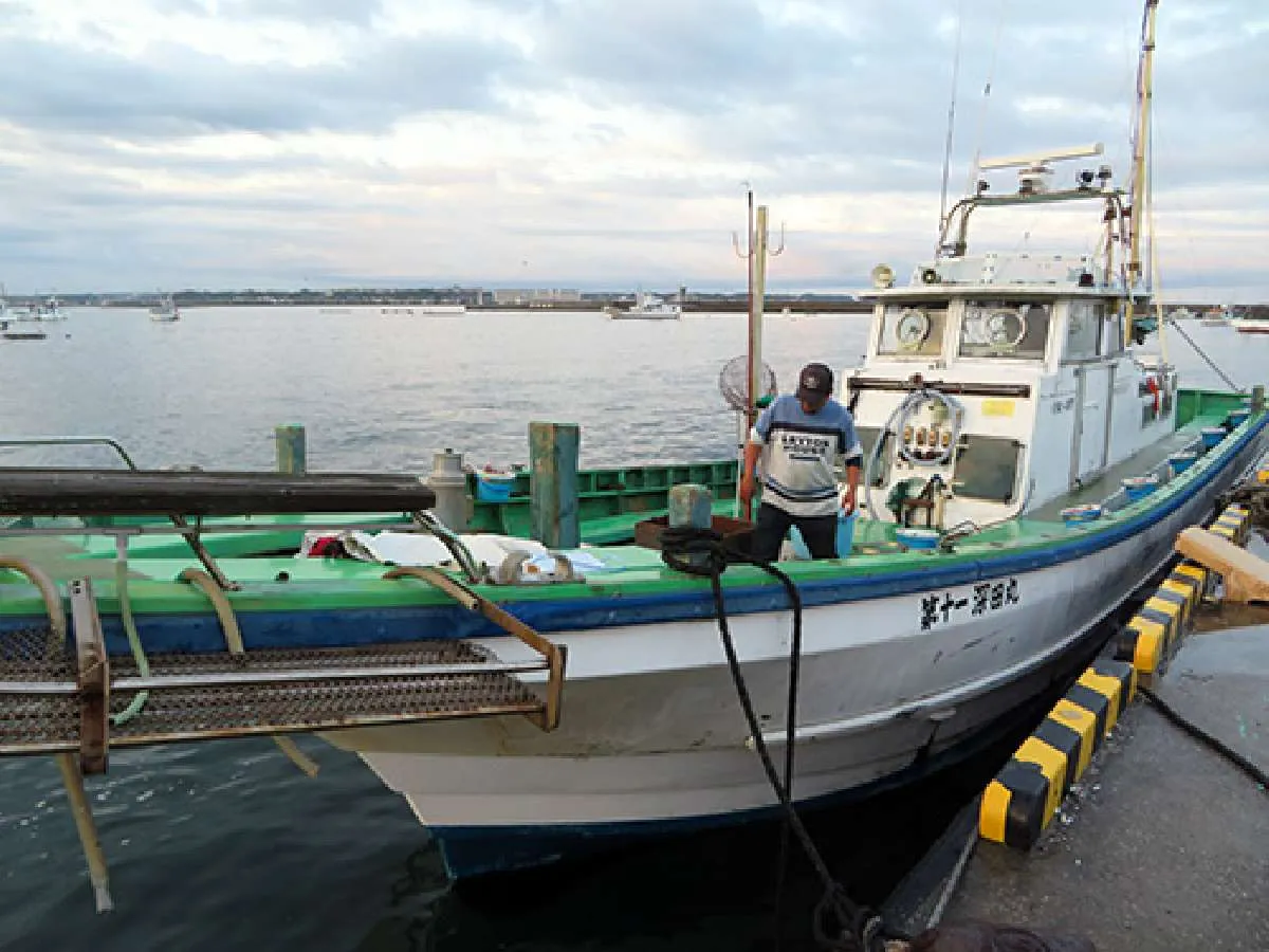 港に着くと船長が釣り座をセットしてくれる