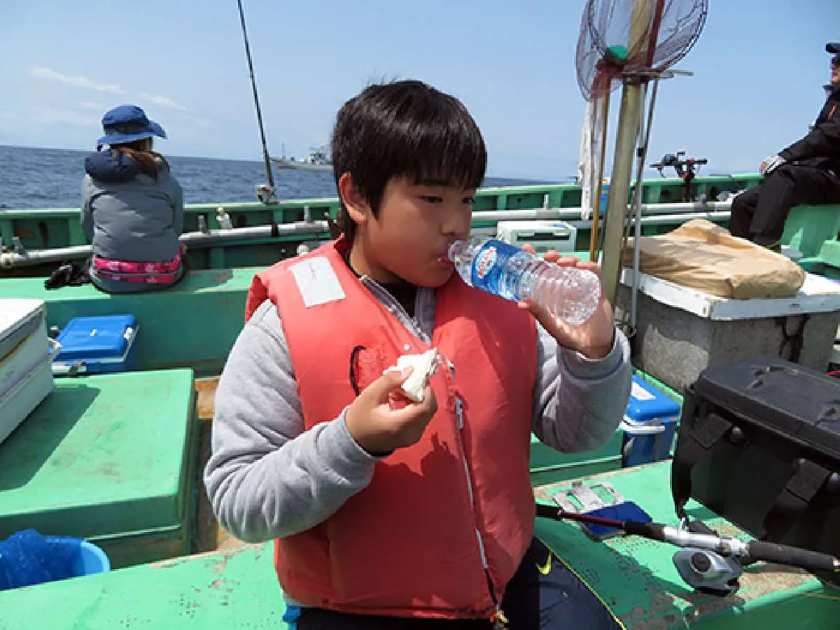 この時期熱中症にならない様に水分は多めに用意。特にお子さんは集中すると忘れやすいのでこまめに休憩を入れて水分を取る様にさせると良いだろう