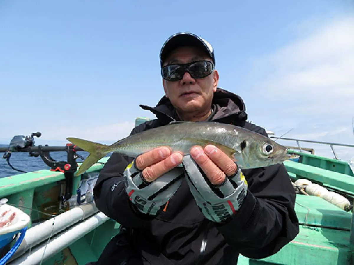 左舷ミヨシで箱田さんが良型アジをヒットさせた