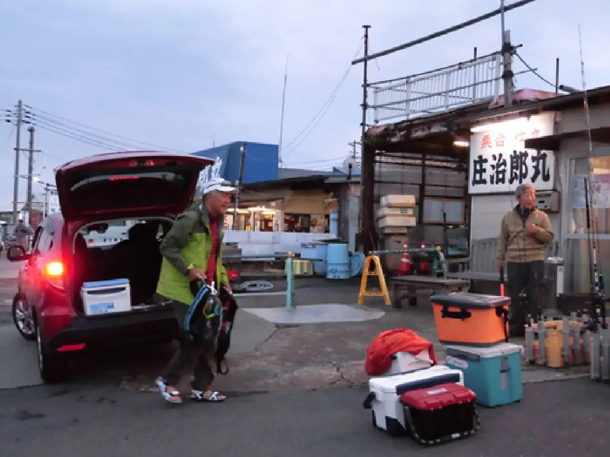 店前で荷物を降ろし、車を駐車場へ