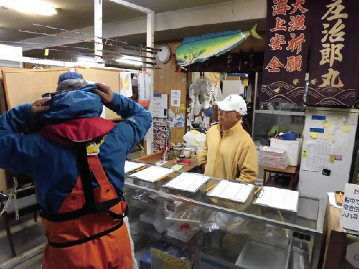 釣り座の確保と乗船料の支払い
