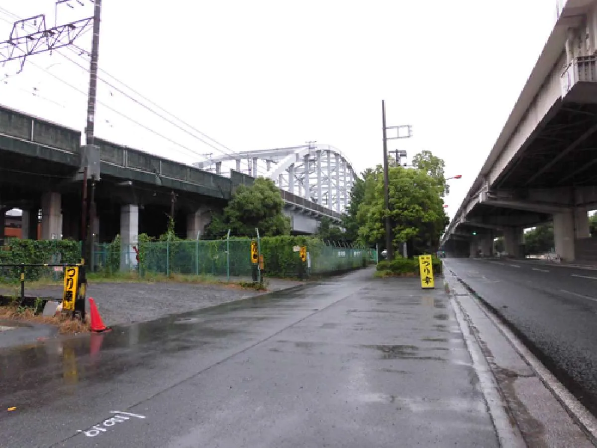 産業道路を走っていると黄色の『つり幸』看板が目印、看板の先10mを左折。信号まで行ったらダメ