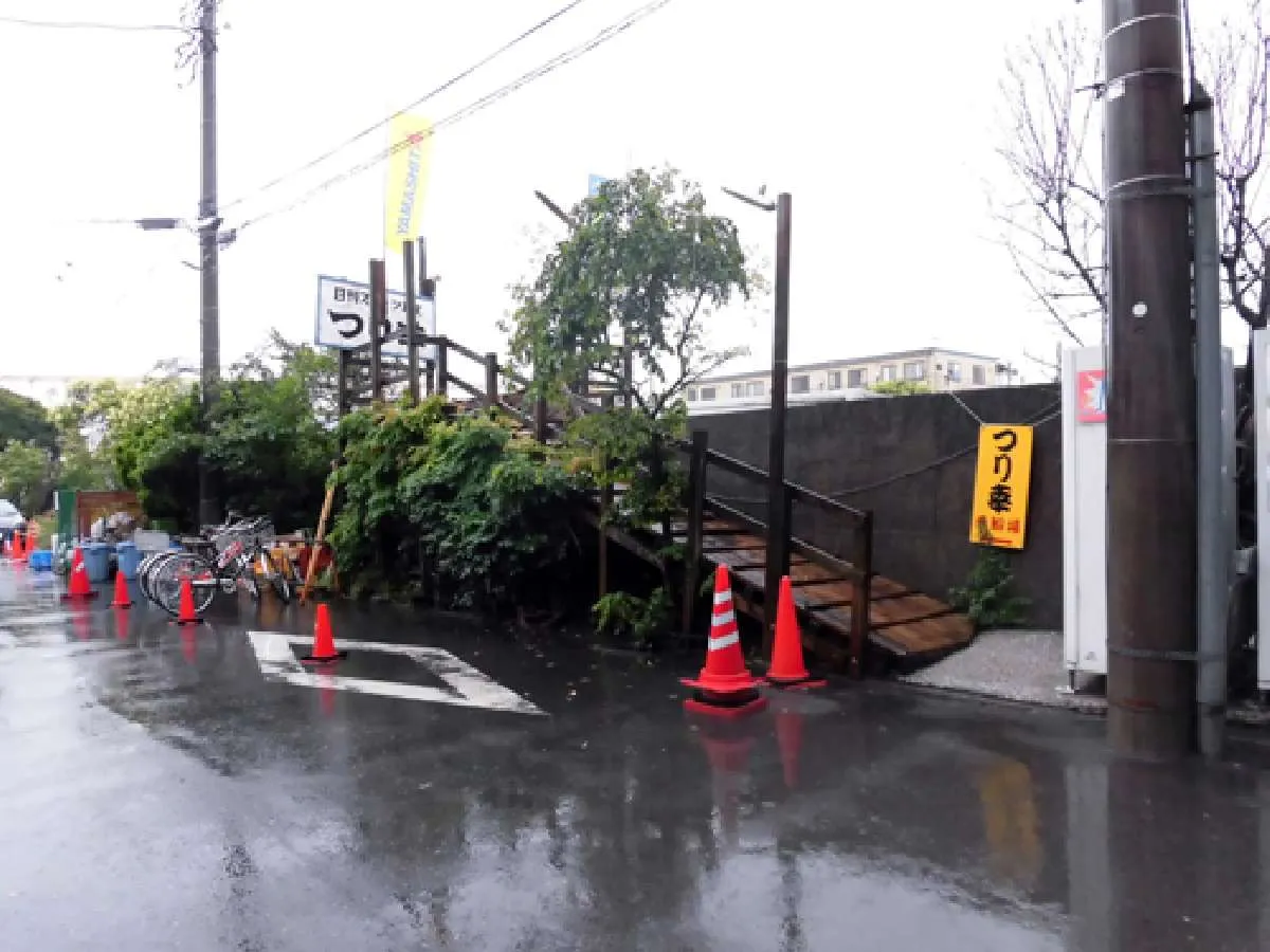 船宿前のここを上って桟橋へ