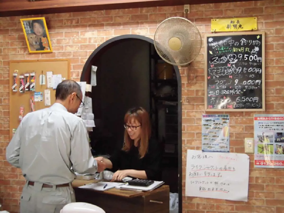 店内の窓口で名簿の記入と支払い