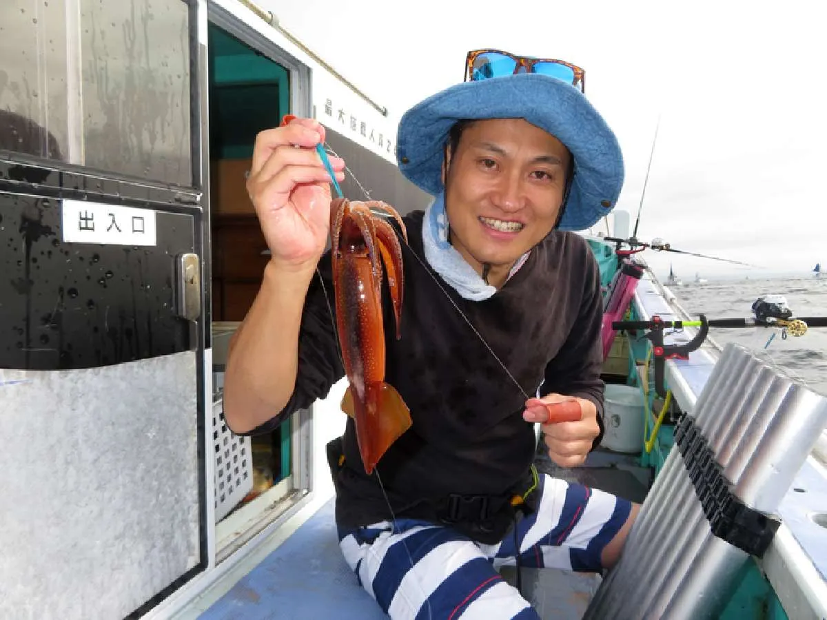常連の根岸さんにレクチャーを受けて伊藤さんもスルメイカをキャッチ