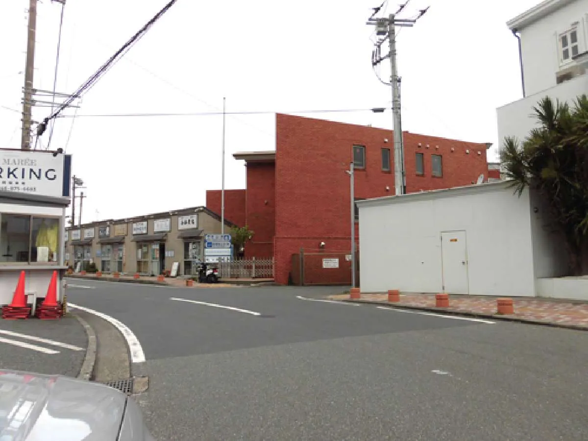 赤いレンガの建物手前を右折すると駐車場